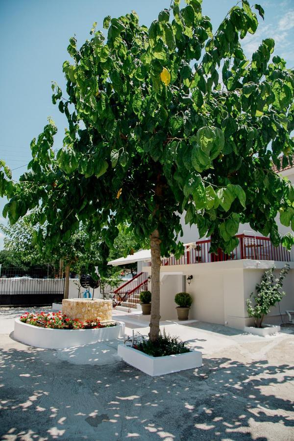Rooms In Yard Corinth Exterior photo